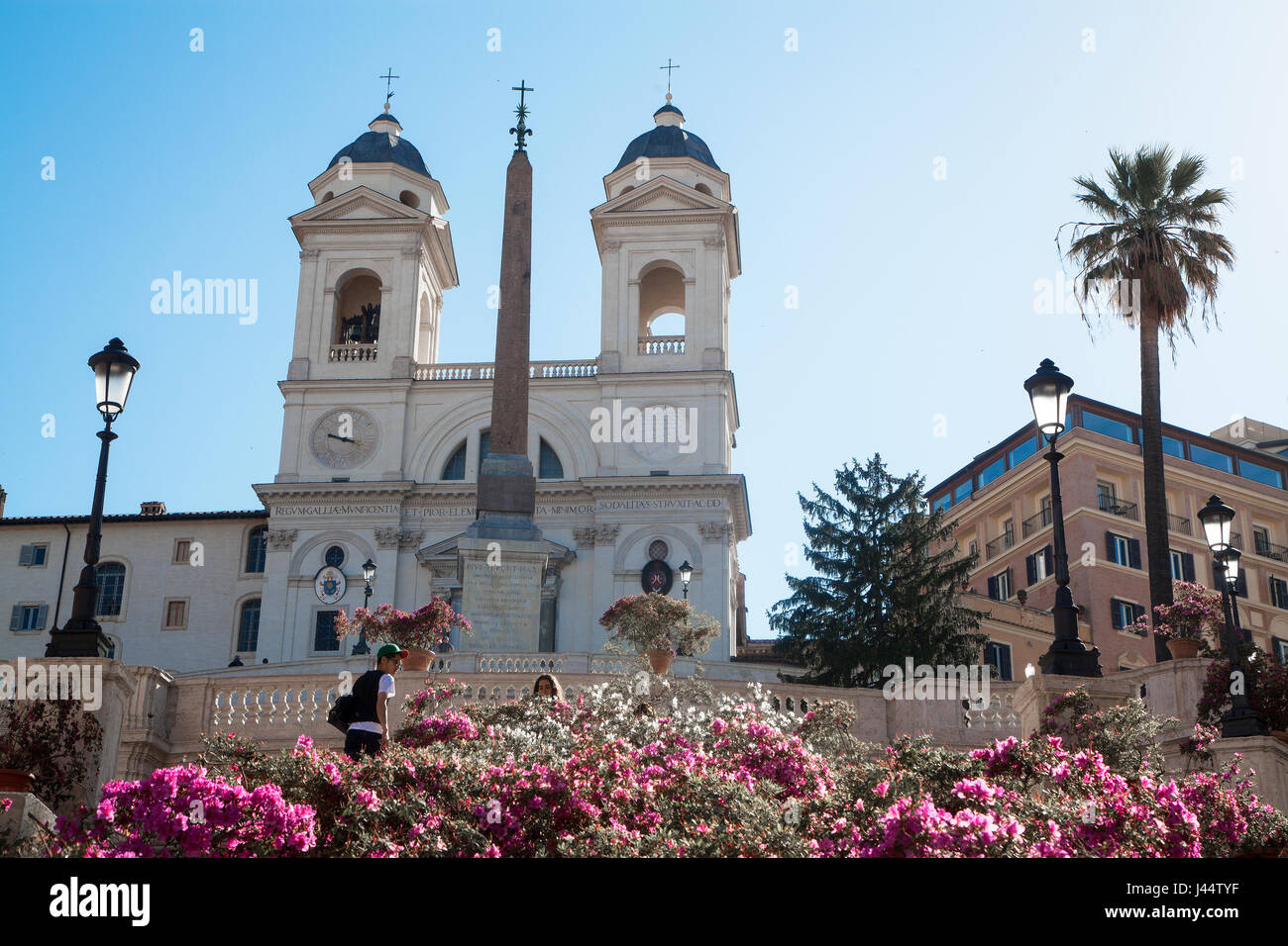 Turisti visitano la scalinata di Piazza di Spagna nel centro cittadino di Roma, Italia Foto Stock