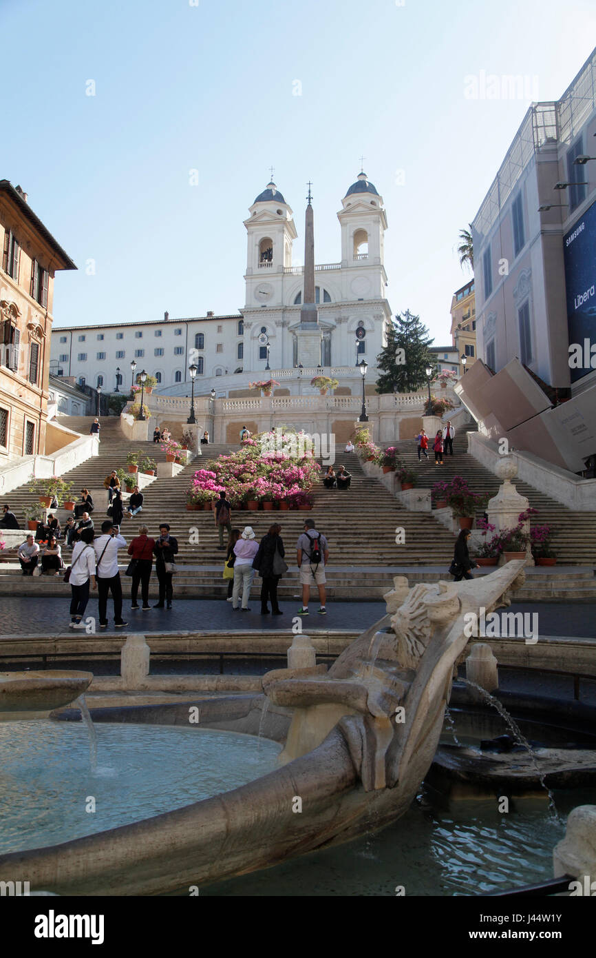 Turisti visitano la scalinata di Piazza di Spagna nel centro cittadino di Roma, Italia Foto Stock