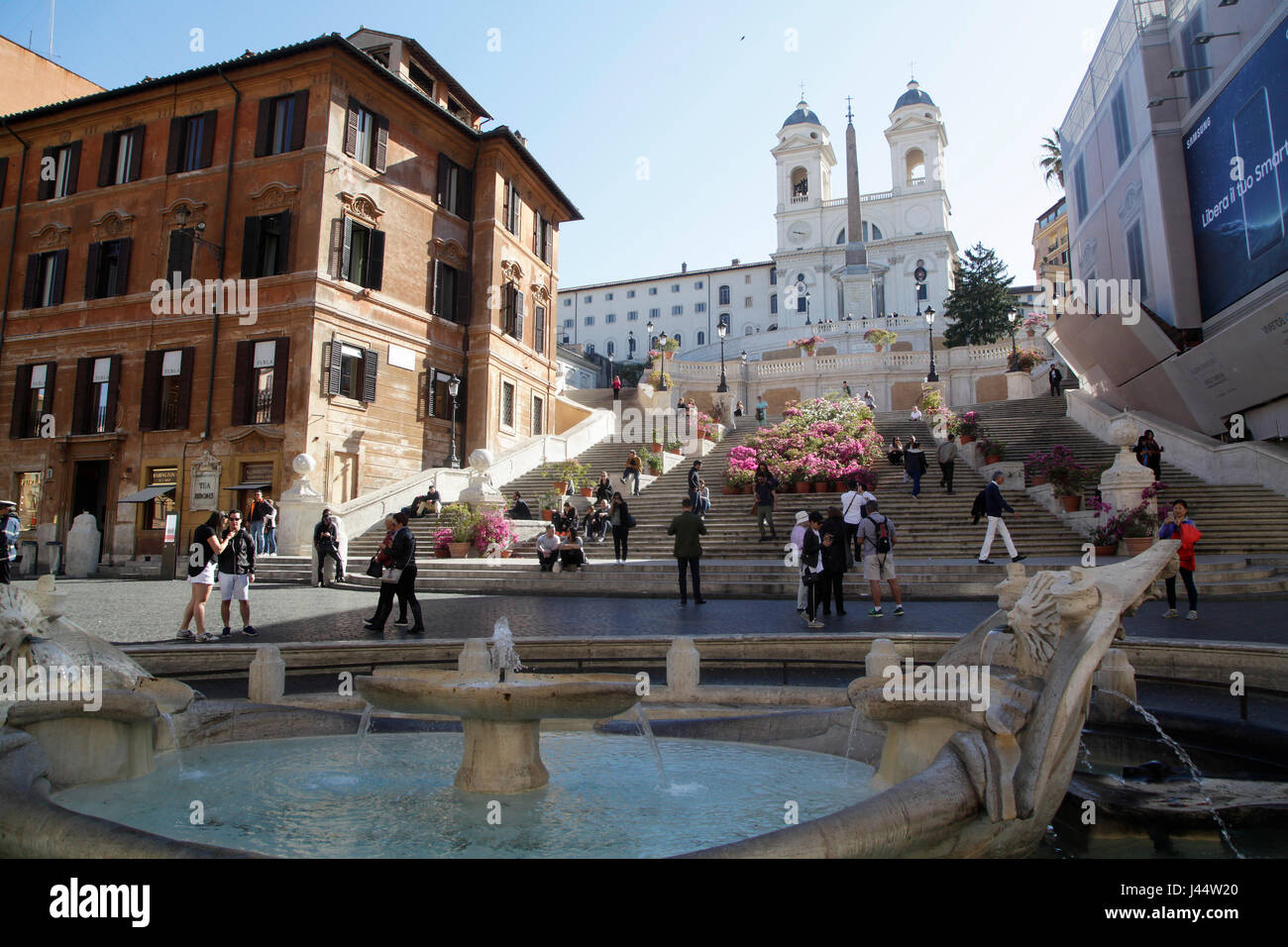 Turisti visitano la scalinata di Piazza di Spagna nel centro cittadino di Roma, Italia Foto Stock