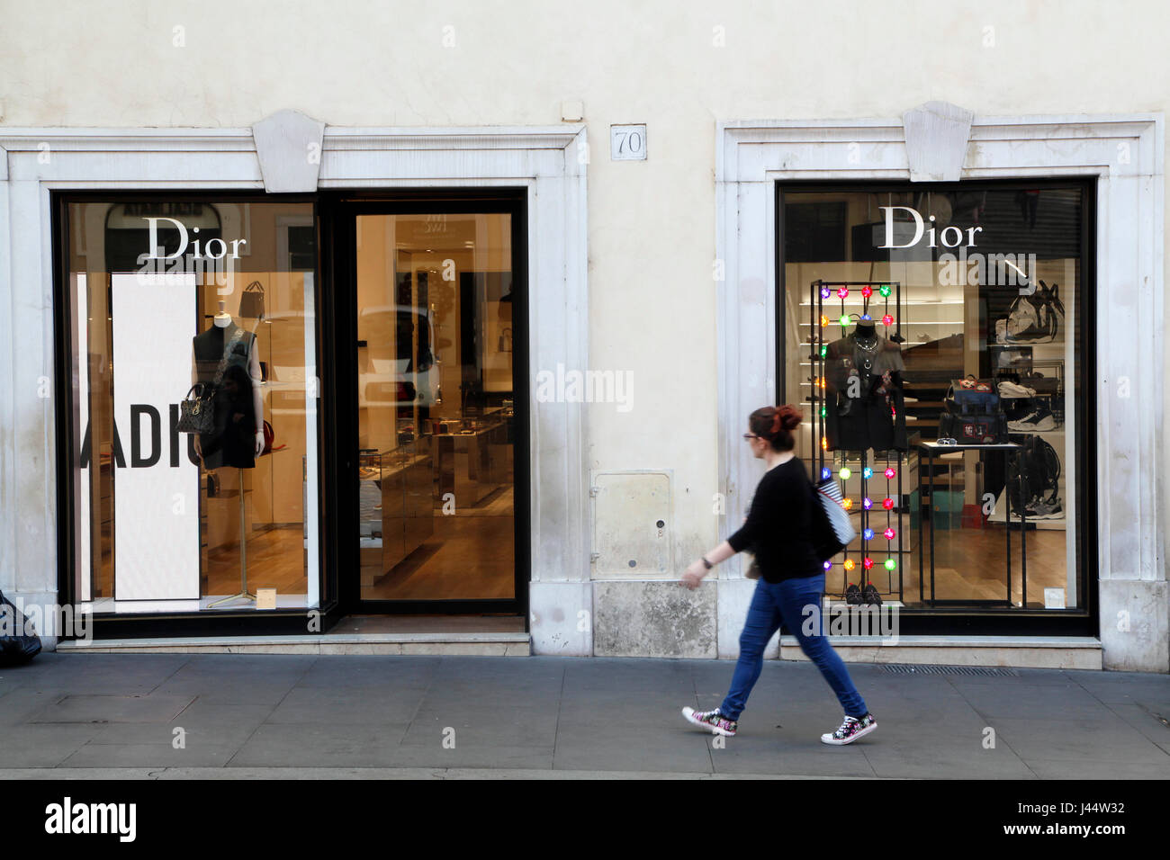 I pedoni a piedi passato di un negozio Dior a Piazza di Spagna, Roma Italia  Foto stock - Alamy