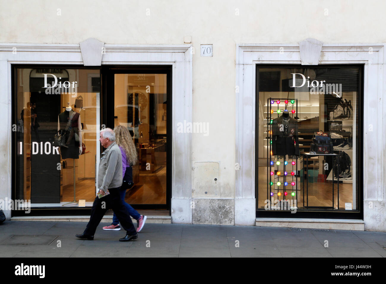 I pedoni a piedi passato di un negozio Dior a Piazza di Spagna, Roma Italia  Foto stock - Alamy