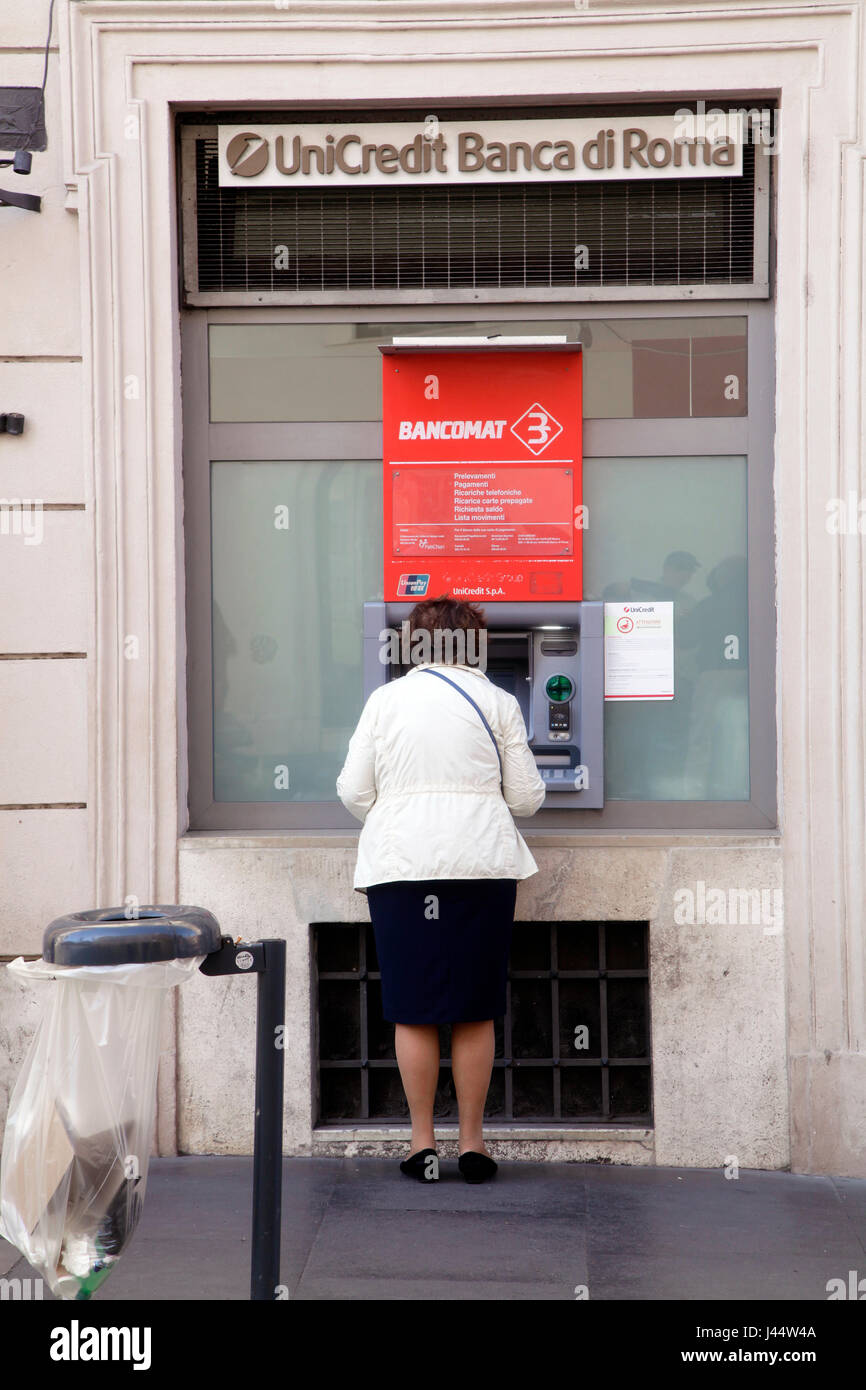 Un pedone al di fuori di un Bancomat della banca Unicredit a Roma Italia  Foto stock - Alamy