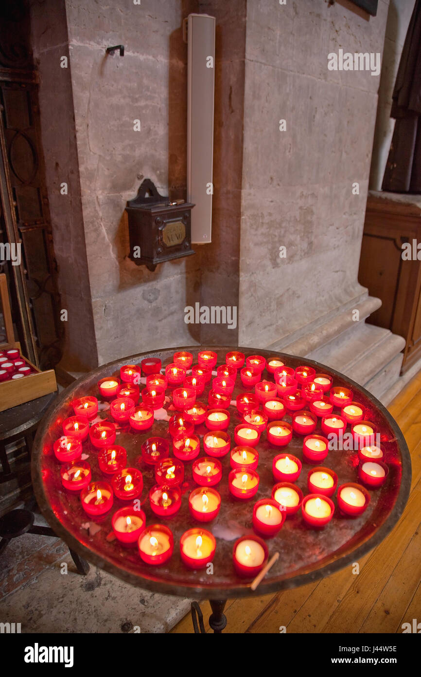 Il Portogallo, Estredmadura, Lisbona, quartiere di Alfama, candele votive nella chiesa di Sao Vicente di consessi. Foto Stock