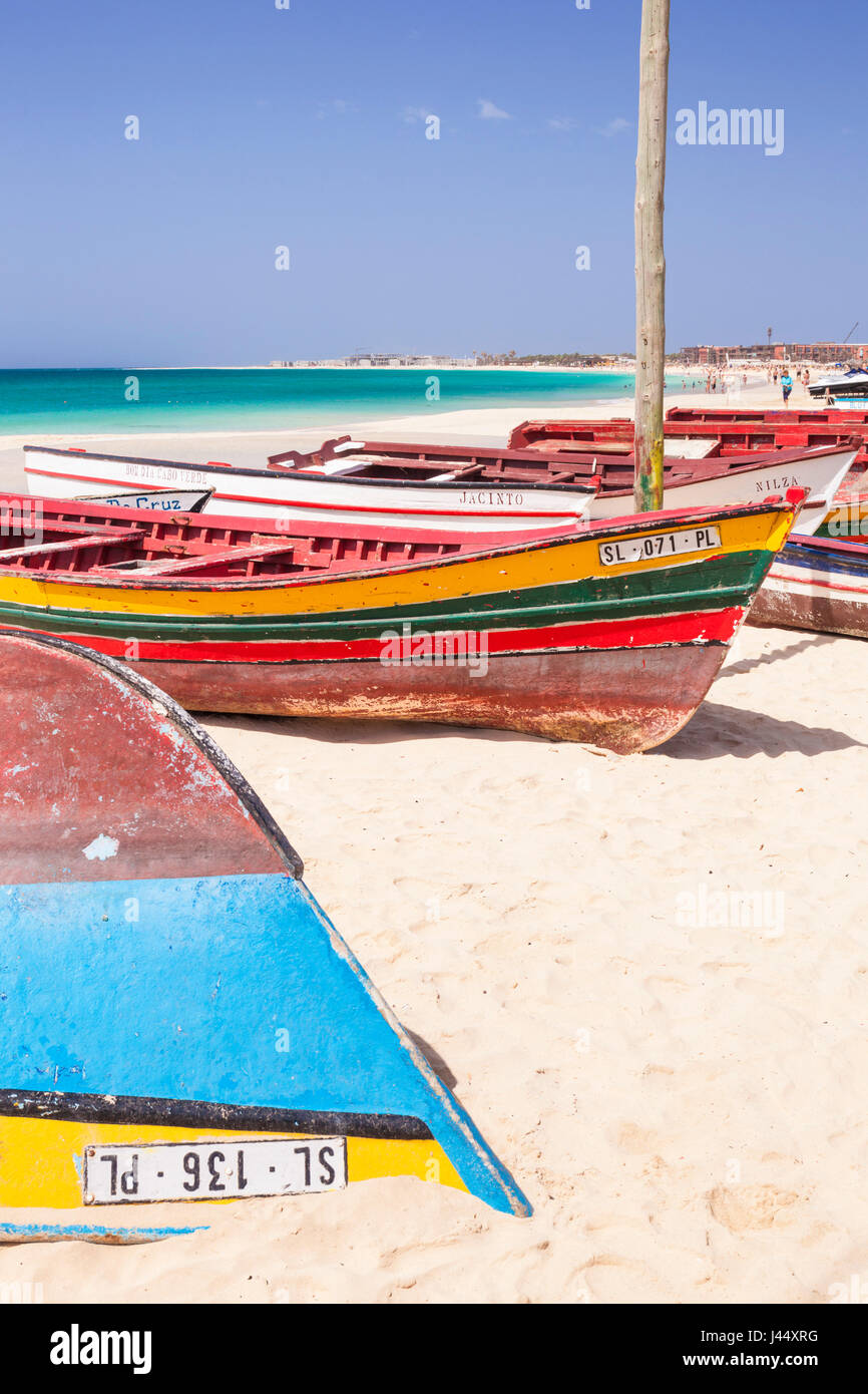 Capo Verde SAL tradizionali colorate barche di pescatori locali tirata sulla spiaggia di Santa Maria, Praia da Santa Maria, Isola di Sal Capo Verde Foto Stock