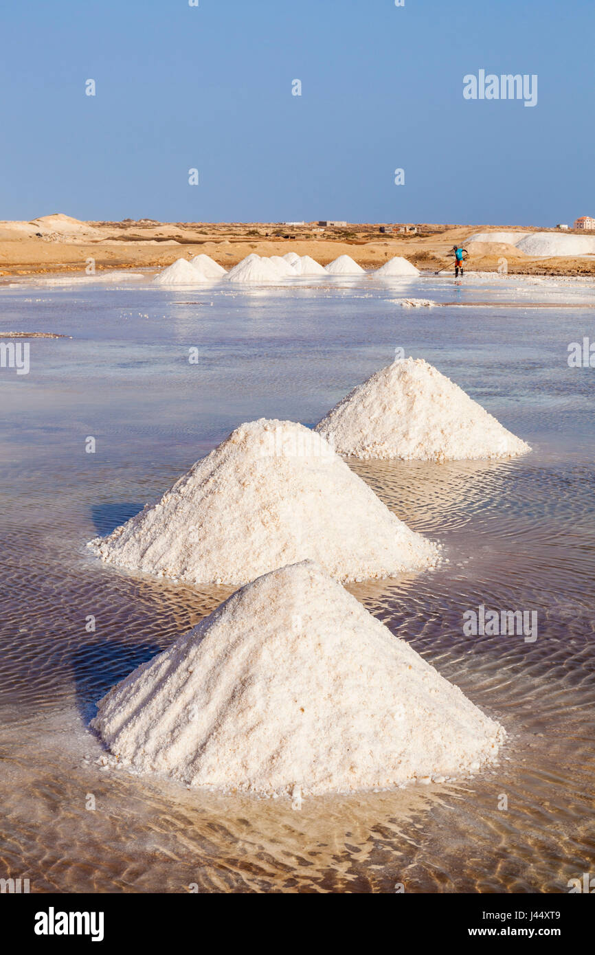 Capo Verde SAL pile di sale raccolto dalle naturali saline a Salinas, appena fuori da Santa Maria, Isola di Sal Capo Verde Foto Stock