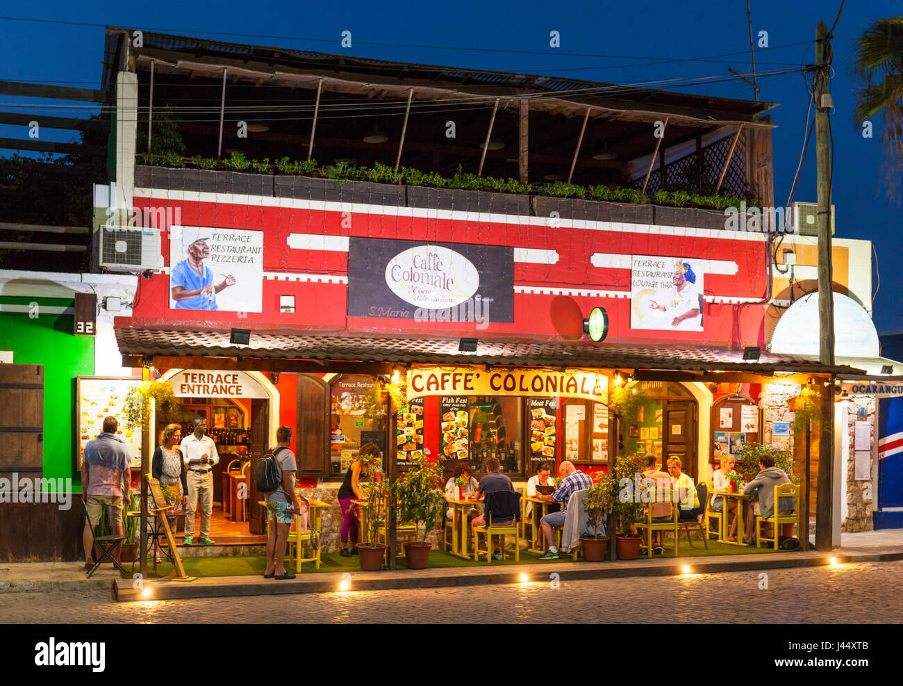 Capo Verde sal i turisti cenare al fresco presso il Caffe Coloniale main street, Rua 1 de Junho, Praca centrale, Santa Maria, Isola di Sal Capo Verde Foto Stock