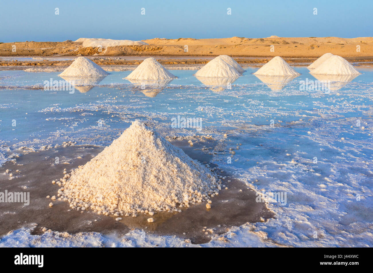 Capo Verde SAL pile di sale raccolto dalle naturali saline a Salinas, appena fuori da Santa Maria, Isola di Sal Capo Verde Foto Stock