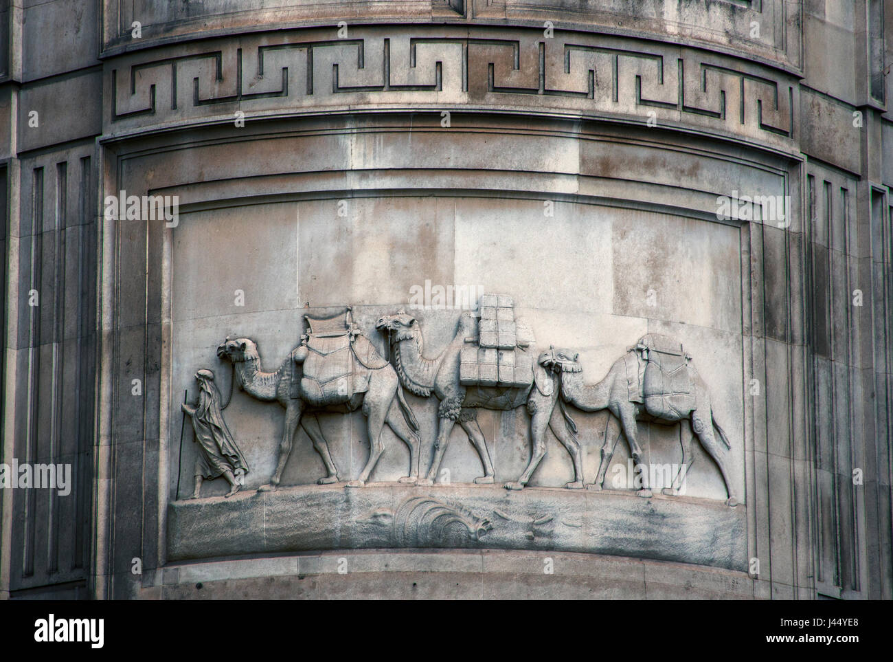 La scultura rilievo di un uomo porta tre cammelli in medio oriente figura eventualmente T E laurence Building a Londra Foto Stock