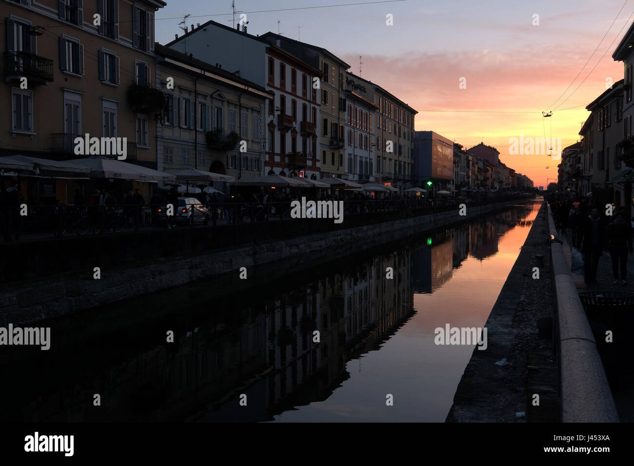 Naviglio Grande canal di sera, Milano, Italia Foto Stock