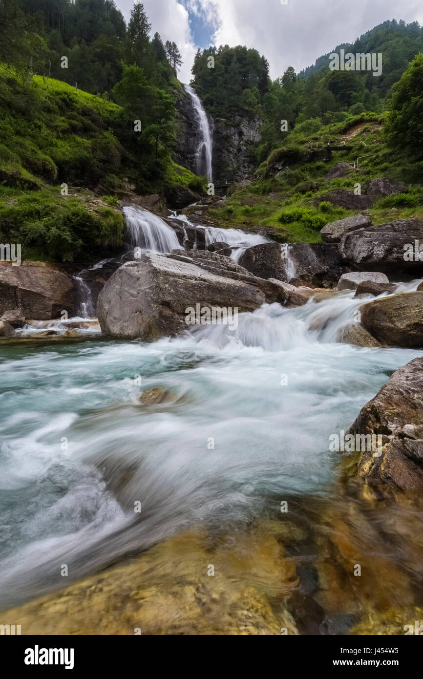 Vista della cascata della Froda, Sonogno, Valle Verzasca, Canton Ticino, Svizzera. Foto Stock