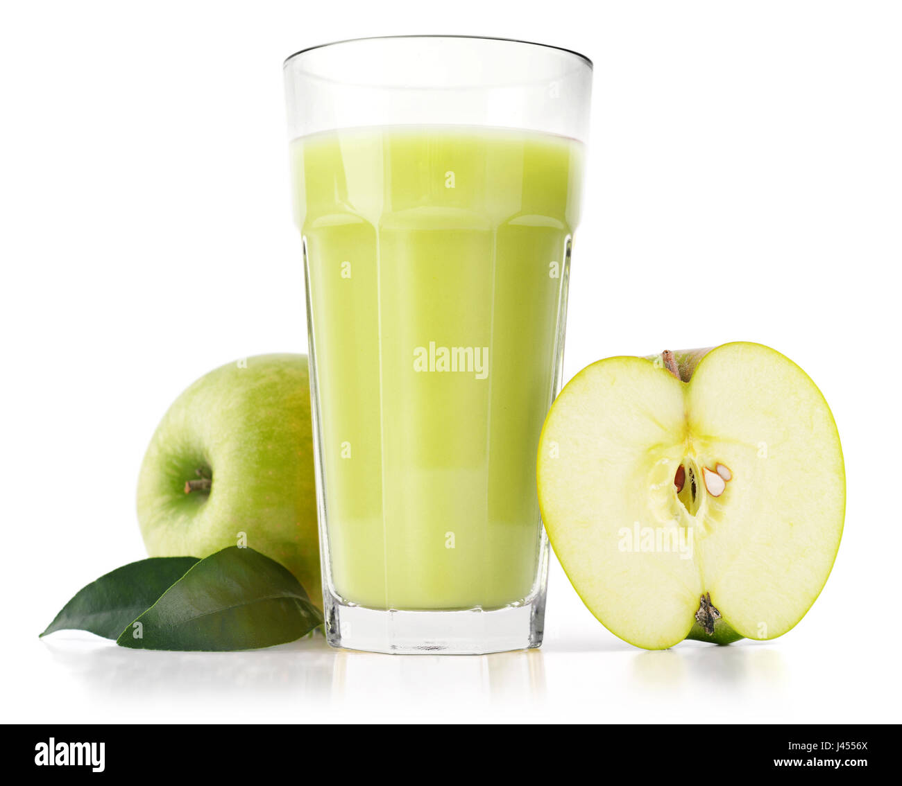 Delizioso succo di mela in vetro e mele isolato su bianco Foto Stock