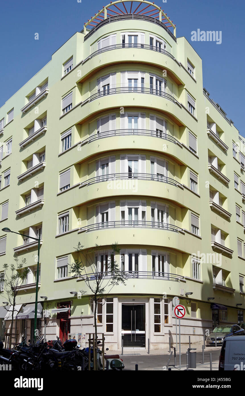 Semplificare, edificio art-deco elegantemente ampie intorno a un angolo acuto intersezione stradale, Lisbona, Portogallo Foto Stock