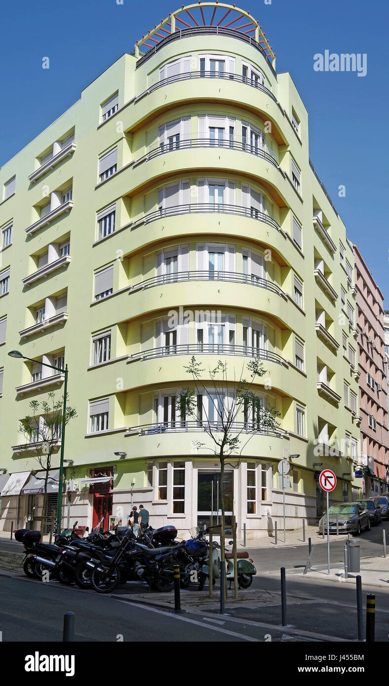 Semplificare, edificio art-deco elegantemente ampie intorno a un angolo acuto intersezione stradale, Lisbona, Portogallo Foto Stock