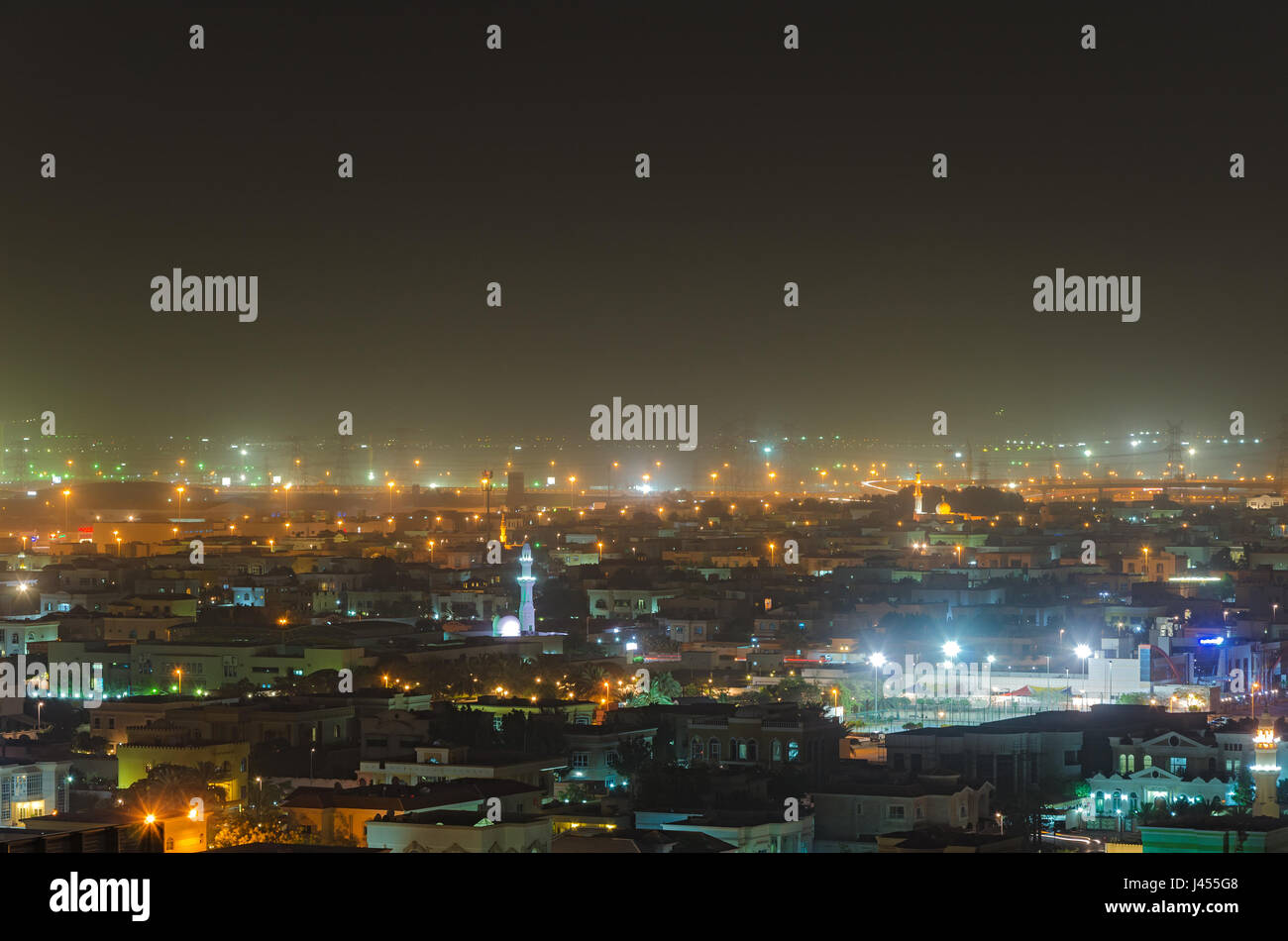 Luce della vecchia Dubai durante la notte nella nebbia. Foto Stock