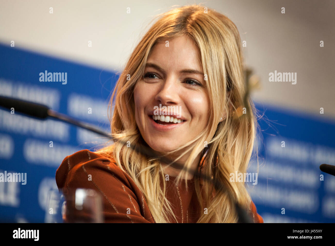 Sienna Miller alla conferenza stampa della Berlinale 2017 Foto Stock