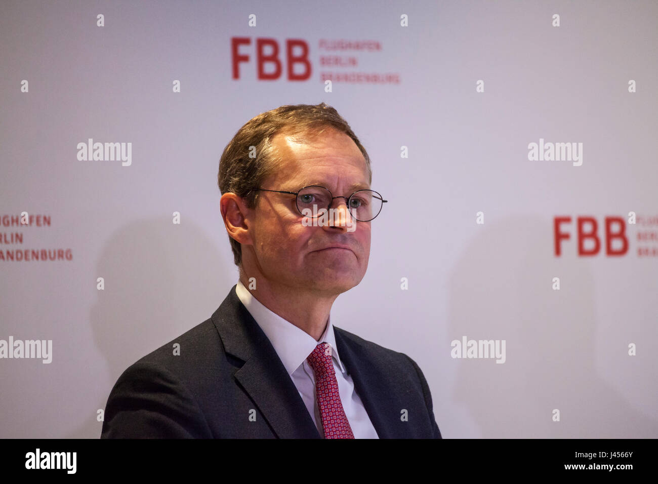 Sindaco Michael Mueller alla conferenza stampa di aeroporto Berlin Brandenburg (FBB - Flughafen Berlin Brandenburg) di Berlino Foto Stock