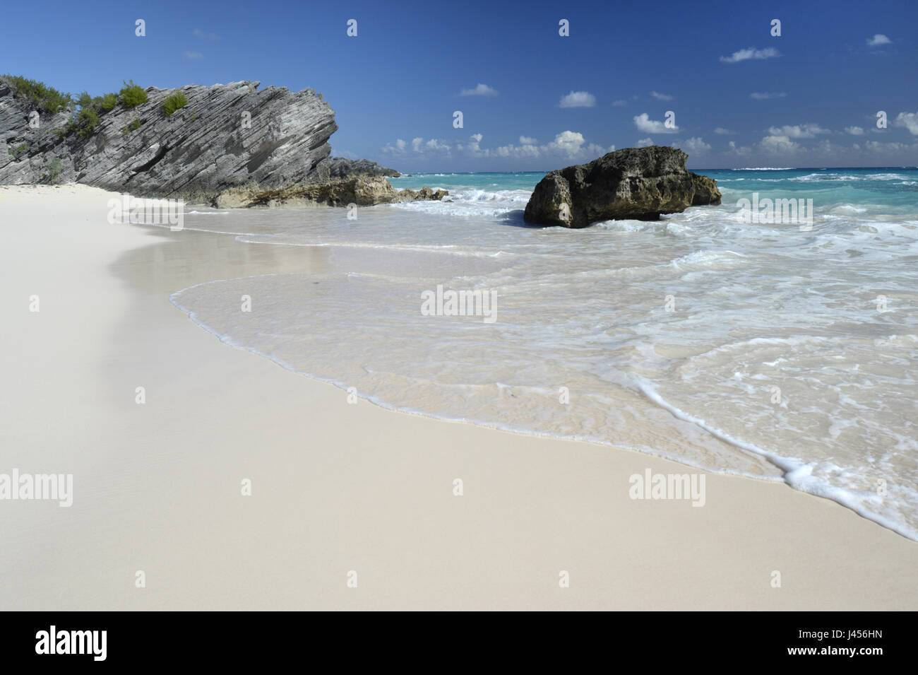 Idilliaco spiaggia sabbiosa sull'isola delle Bermuda, un territorio britannico nel nord dell'Oceano Atlantico. Foto Stock