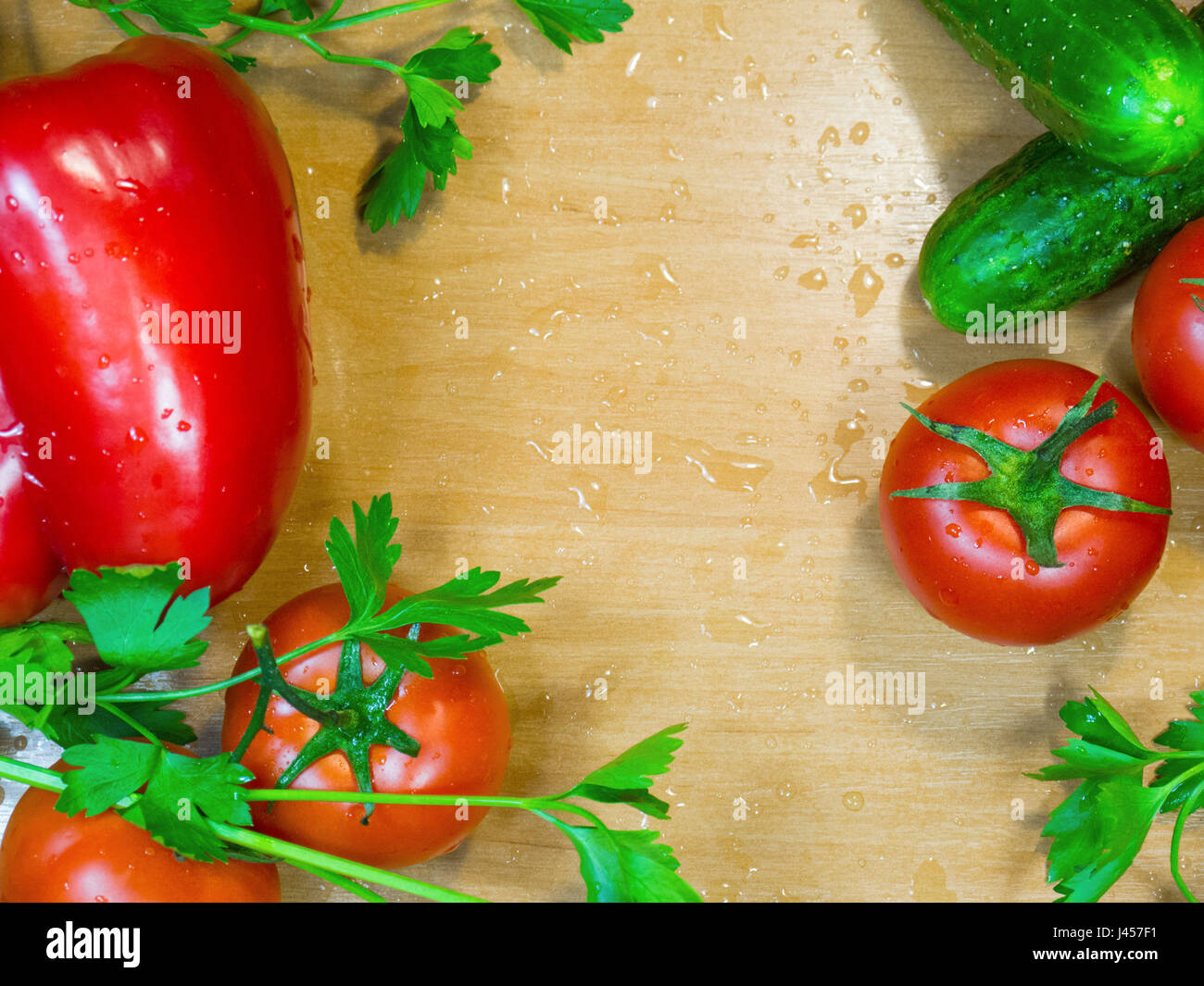 Il sano le verdure e le erbe sul tavolo di legno Foto Stock