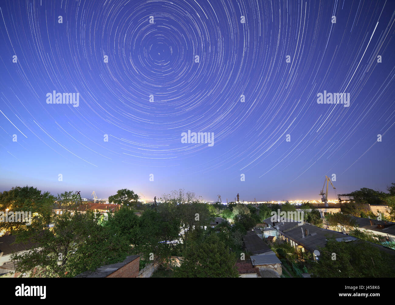 Sentieri di stelle nella notte il cielo sopra la città Foto Stock