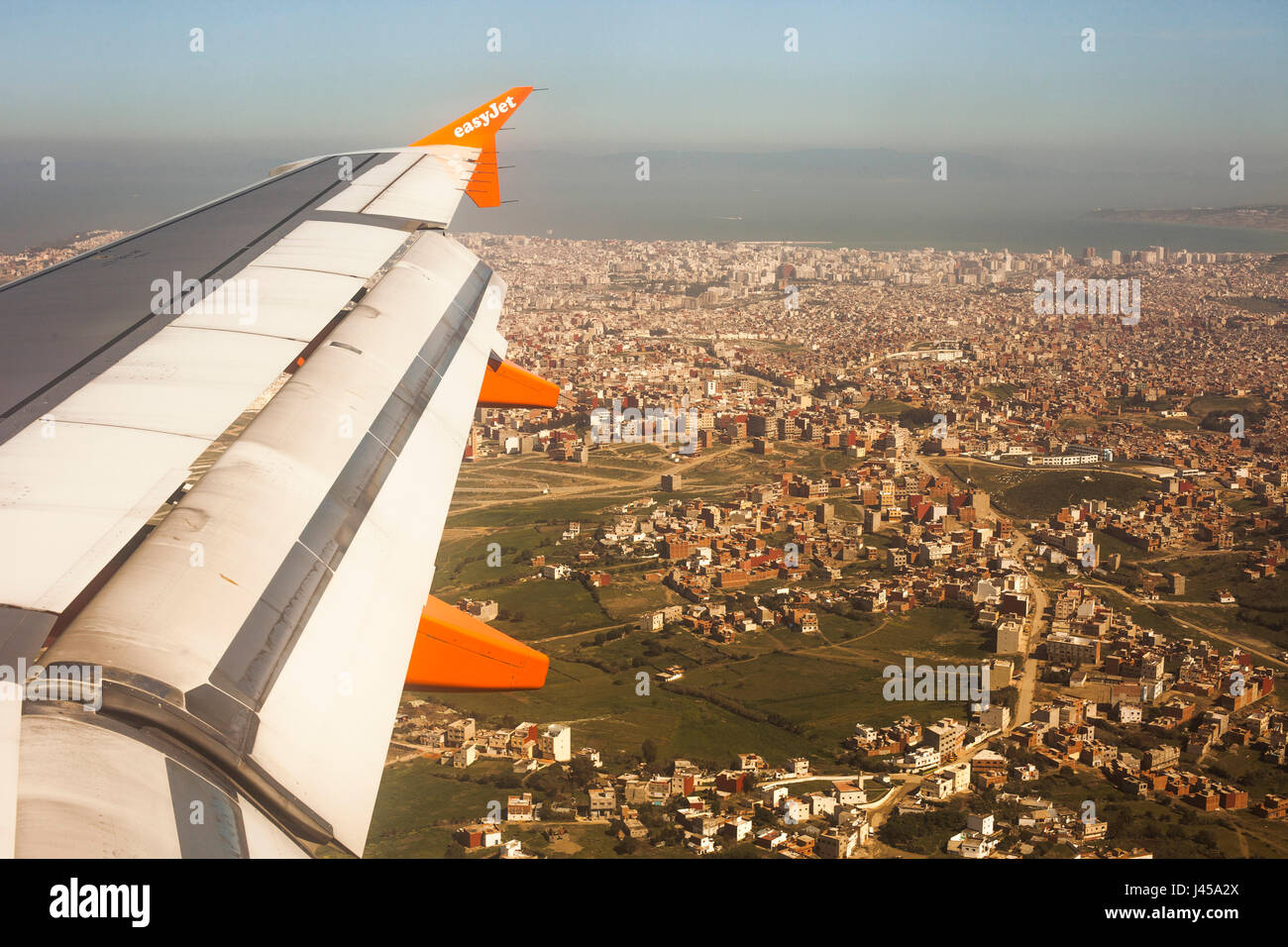 Una veduta aerea della città di Tangeri, Marocco come si vede da una finestra di un Easy Jet volo. Derek Hudson / Alamy Stock Photo Foto Stock