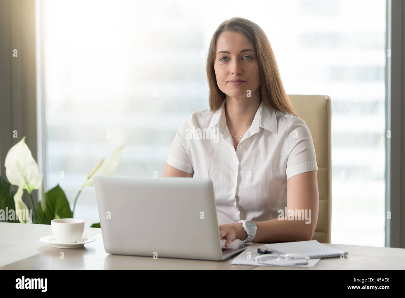 Ufficio femmina lavoratore che fa il lavoro quotidiano su laptop Foto Stock