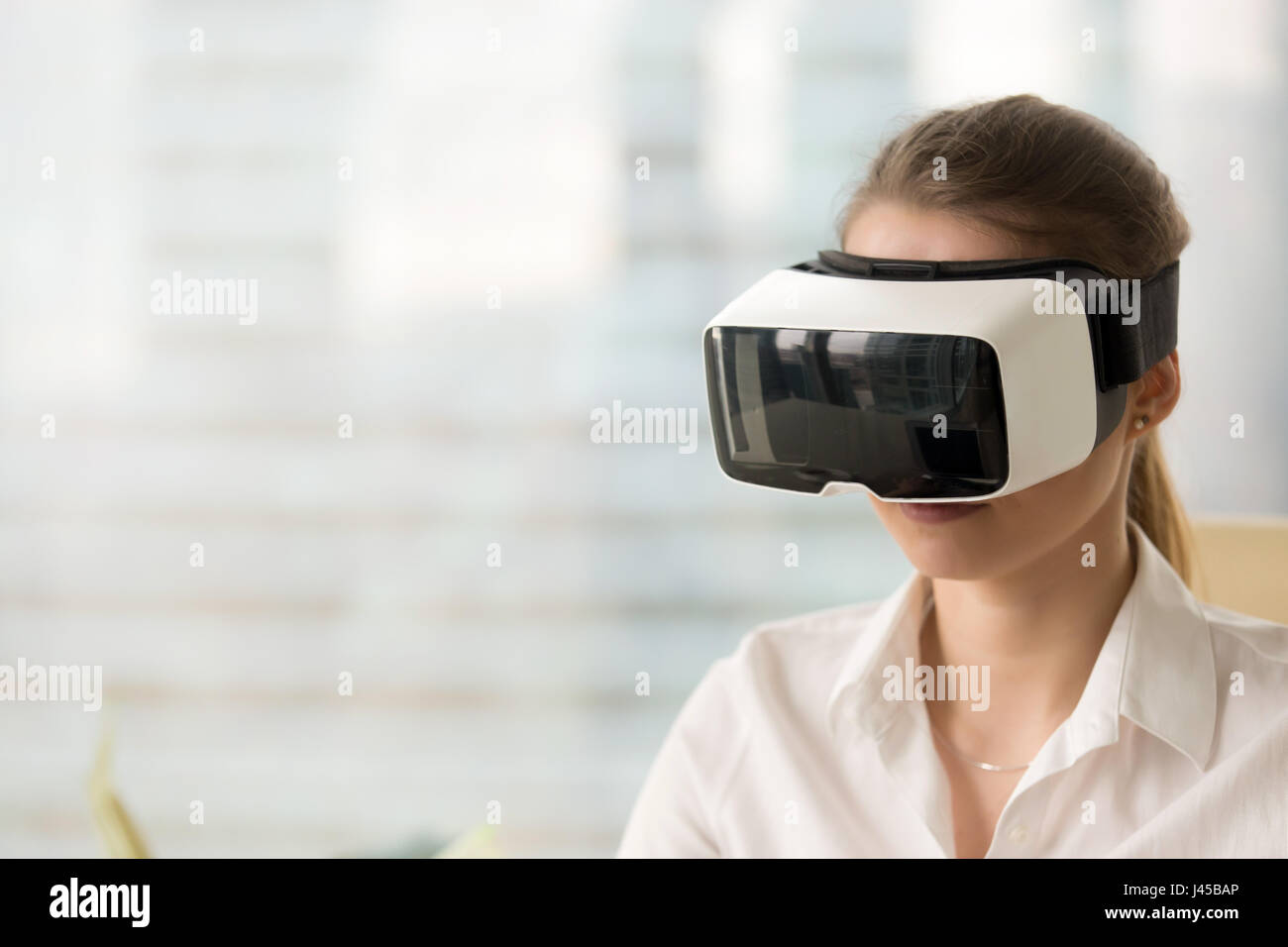 Il cyberspazio esperienza con VR concetto auricolare Foto Stock