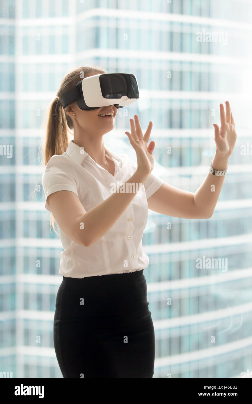 Imprenditrice godendo tour virtuale in VR auricolare Foto Stock