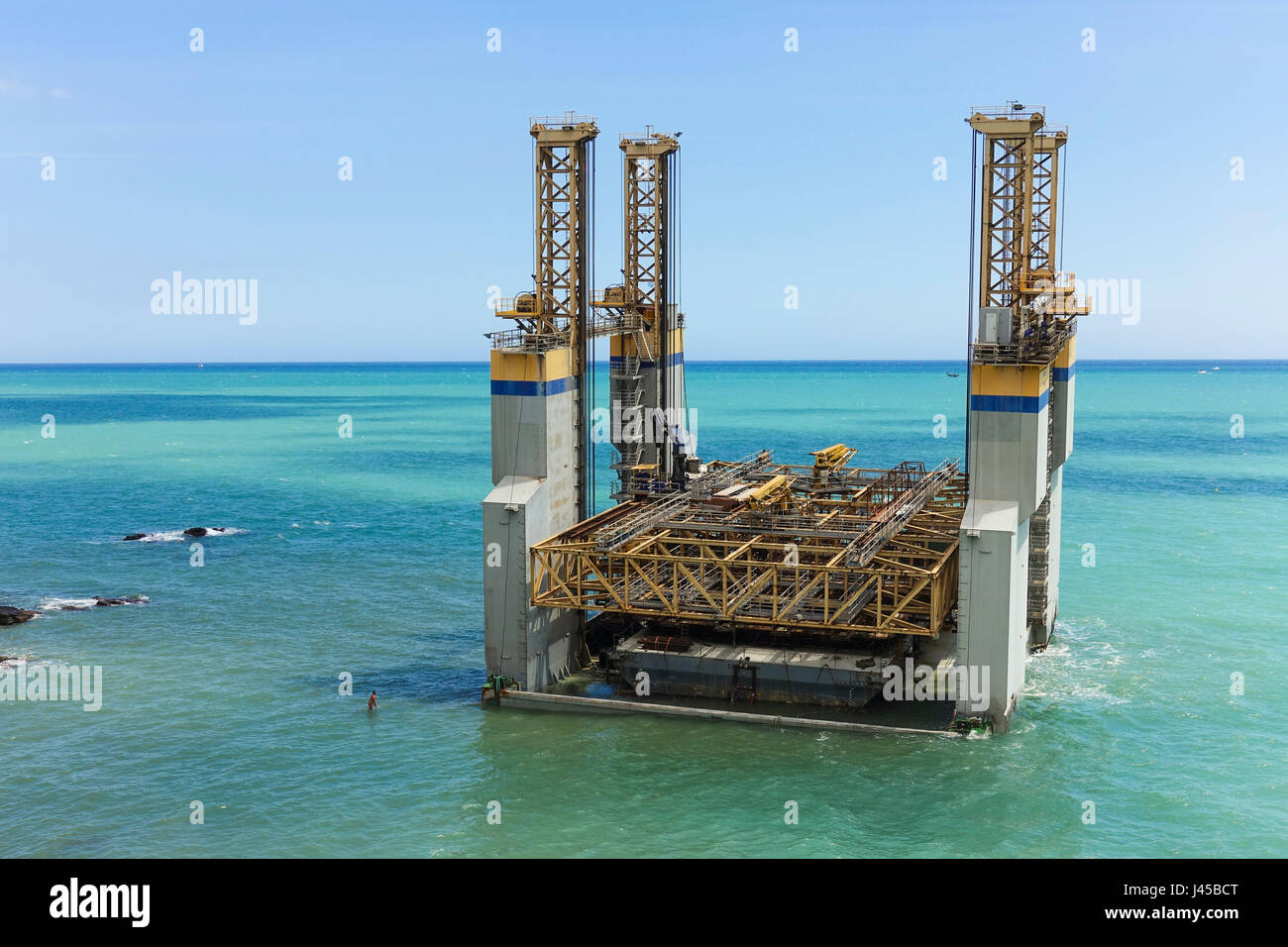 Benalmadena Andalusia, 29 aprile 2017. Piattaforma industriale deriva Benalmádena Costa corre arenarsi a Costa del Sol. Foto Stock