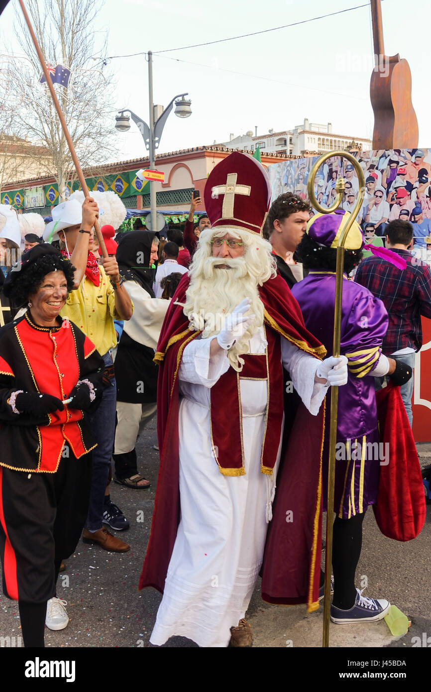 Sinterklaas e Zwarte Piet, Olandese di Babbo Natale, passeggiate in parata in Spagna. Foto Stock