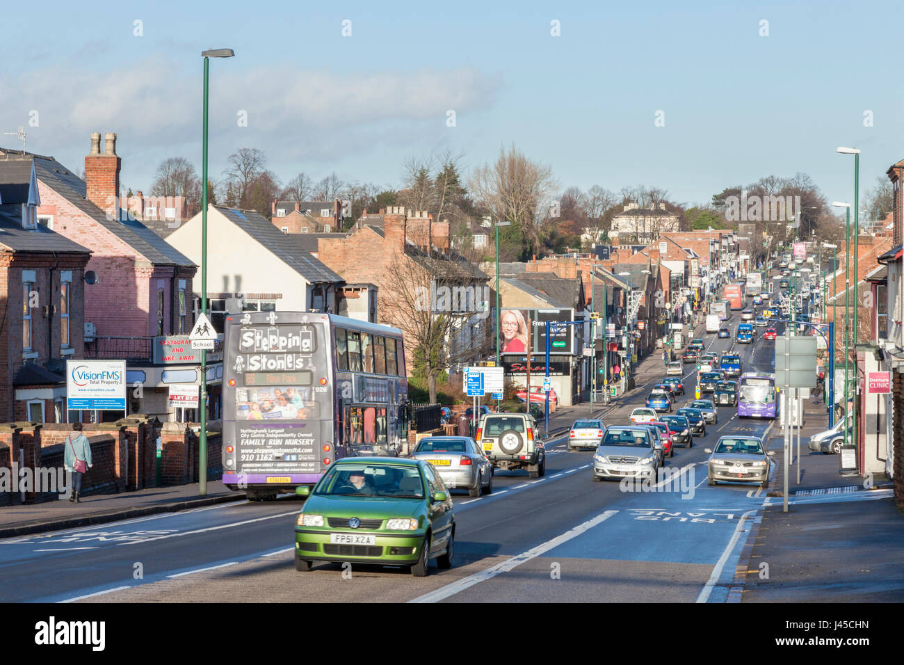 Traffico suburbano sulla trafficata A60 Mansfield Road passando attraverso il centro di Sherwood, un sobborgo di Nottingham, Inghilterra, Regno Unito Foto Stock