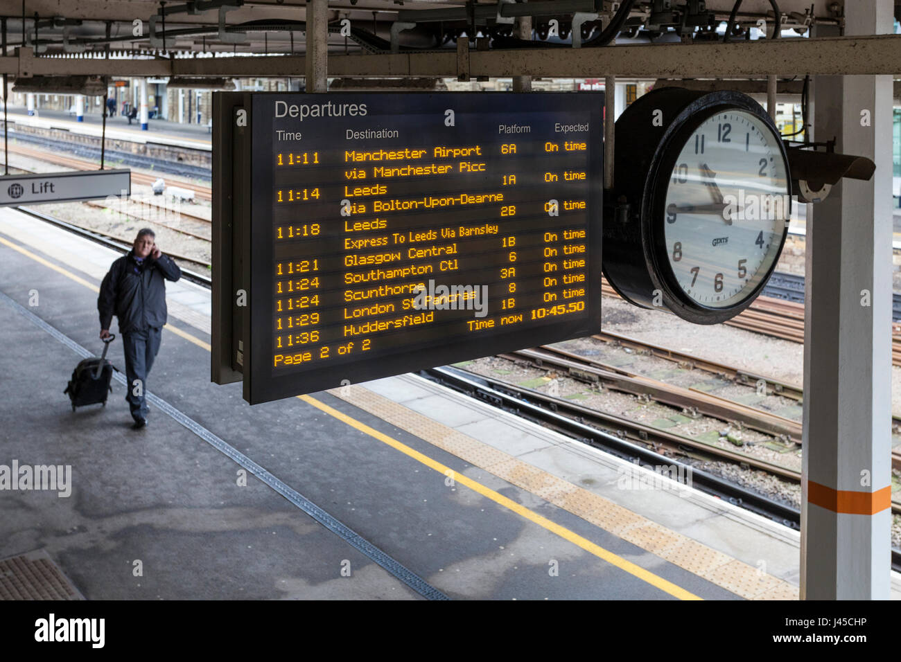 Treno scheda di destinazione con gli orari di partenza e di numero di piattaforma e stazione orologio, Sheffield stazione ferroviaria, Sheffield, England, Regno Unito Foto Stock