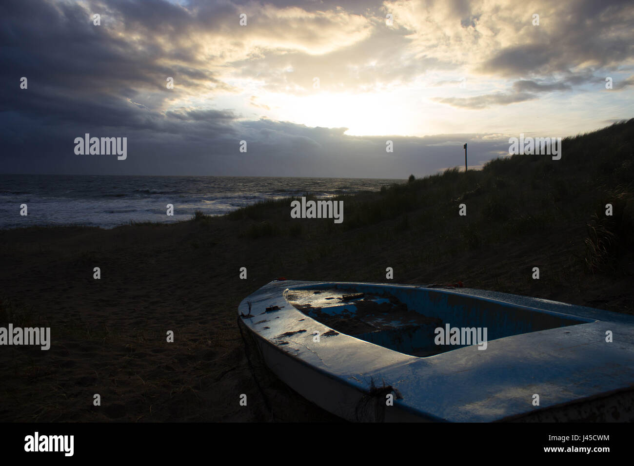 Piccola barca di fronte al mare del Nord a destra dopo una tempesta Foto Stock