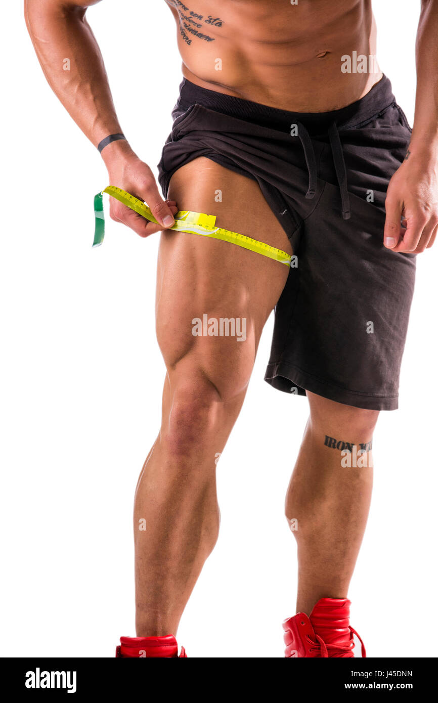 Muscoloso bodybuilder uomo coscia di misurazione con nastro di misurazione  Foto stock - Alamy