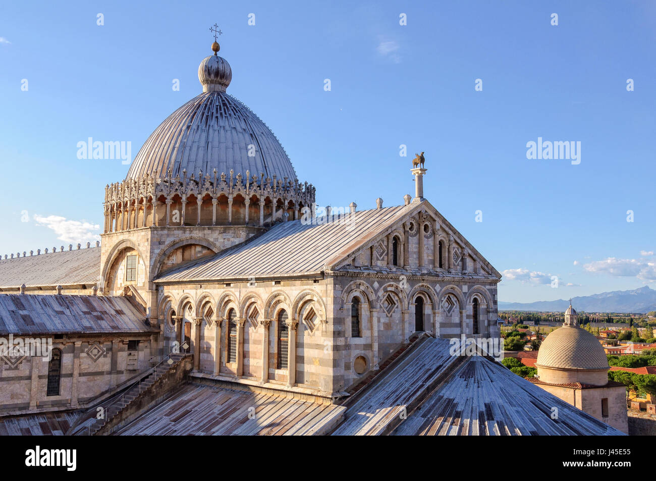 La cupola con la croce greca e il bronzo hippogriff sul tetto del Duomo Foto Stock