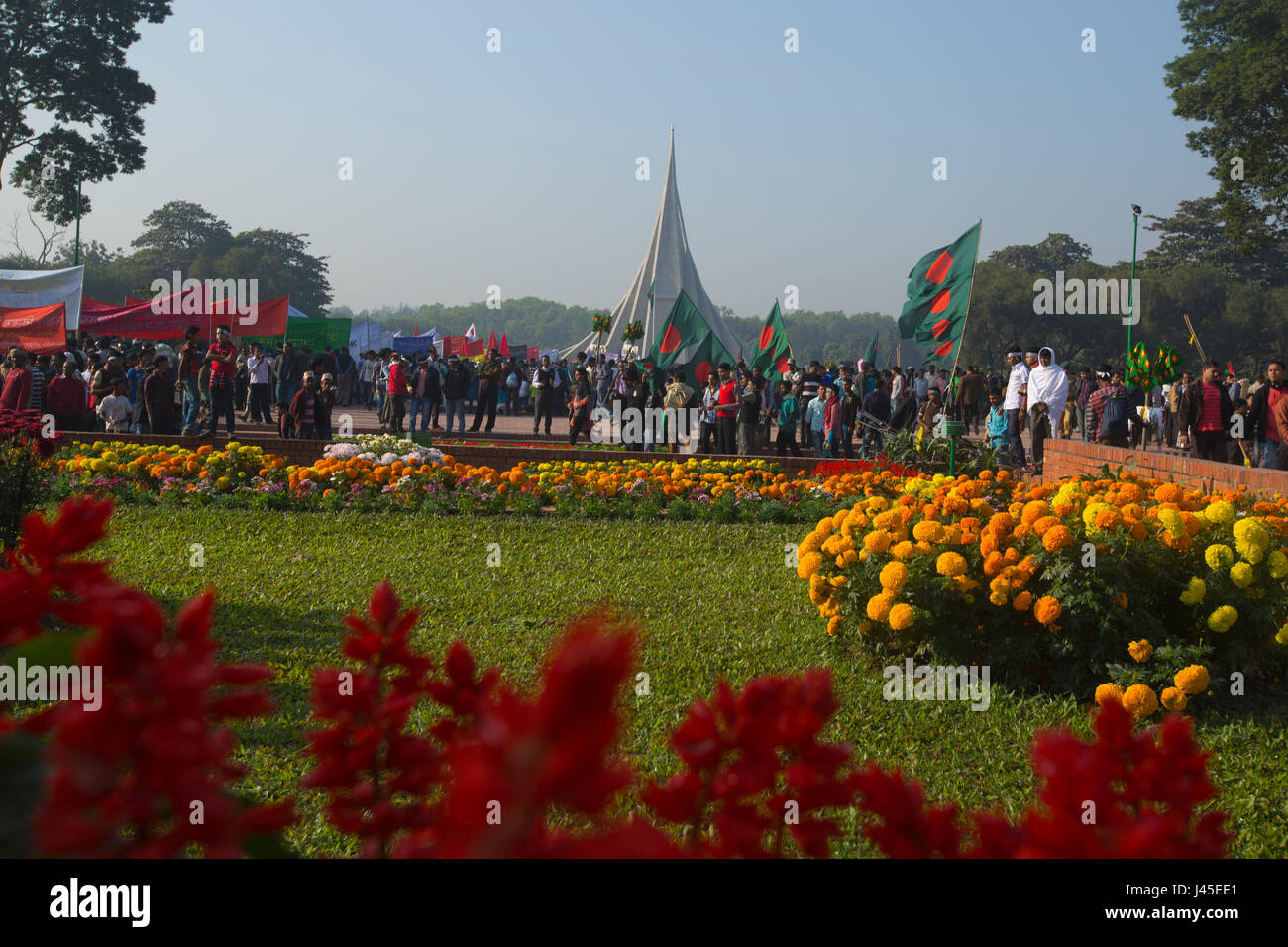 La gente paga tributo presso il National Memorial Tower o Jatiya Smriti Shoudha a Savar su la Giornata della Vittoria. Dacca in Bangladesh. Foto Stock