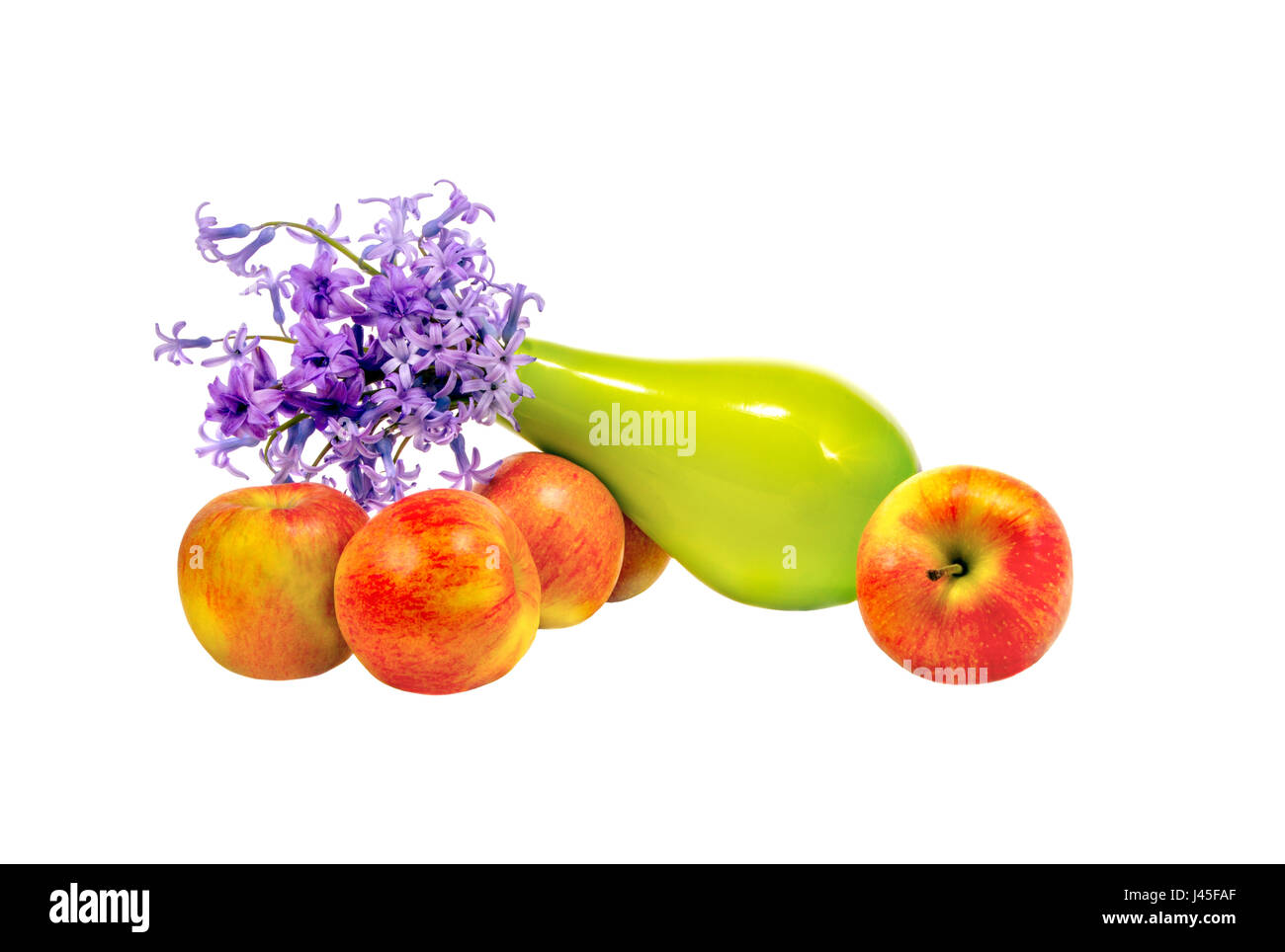 Immagine isolata su sfondo bianco mazzo di fiori in un vaso e mele Foto Stock