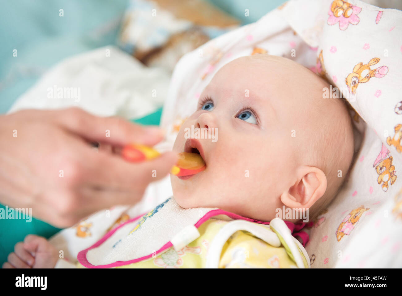 Alimentazione madre baby food Foto Stock