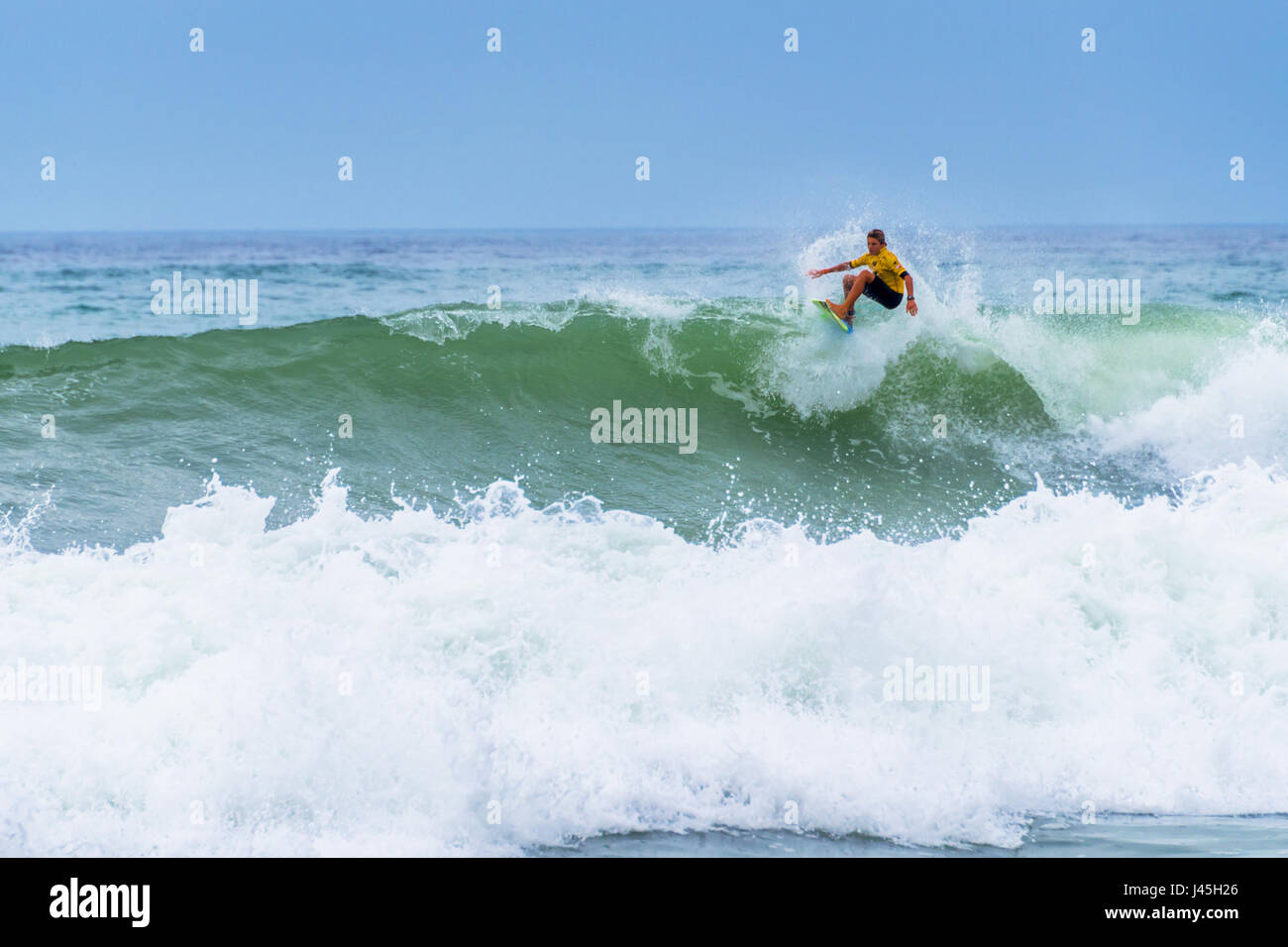 Surfer a cavallo di un enorme ondata durante il mondiale di surf league in Lacanau, Francia Foto Stock