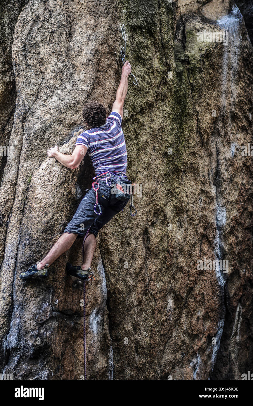 Giovane maschio scalatore che conduce un percorso su una roccia. Sokoliki, Polonia Foto Stock