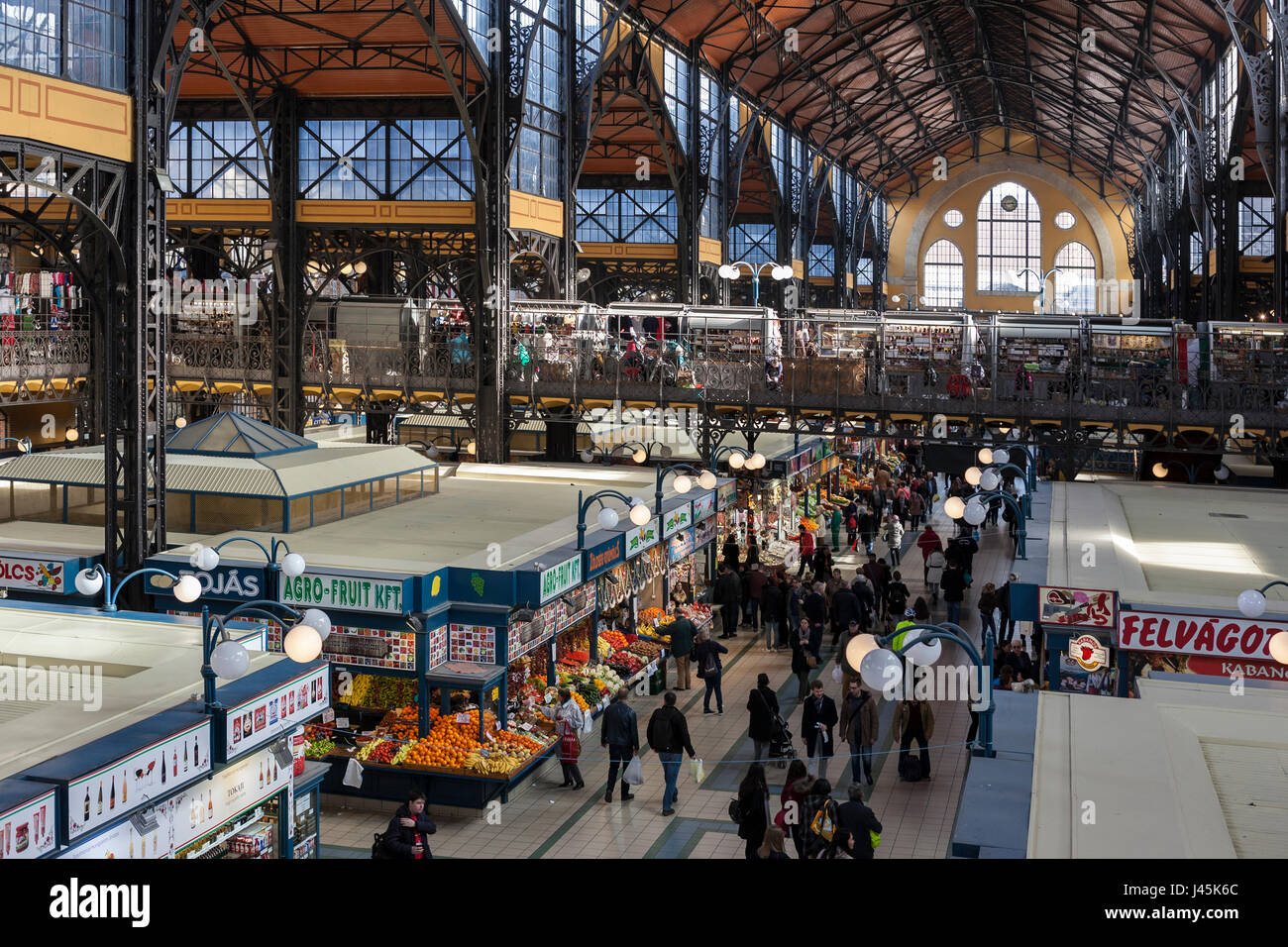 Interno del Mercato Centrale (Nagy Vásárcsarnok), IX distretto, Budapest, Ungheria Foto Stock