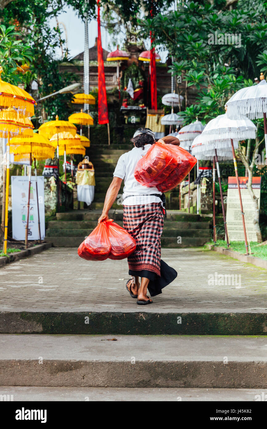 UBUD, Indonesia - 2 marzo: l uomo in stile balinese tradizionale vestiti passeggiate su per le scale durante la celebrazione prima Nyepi (Giorno Balinese di silenzio) su Ma Foto Stock