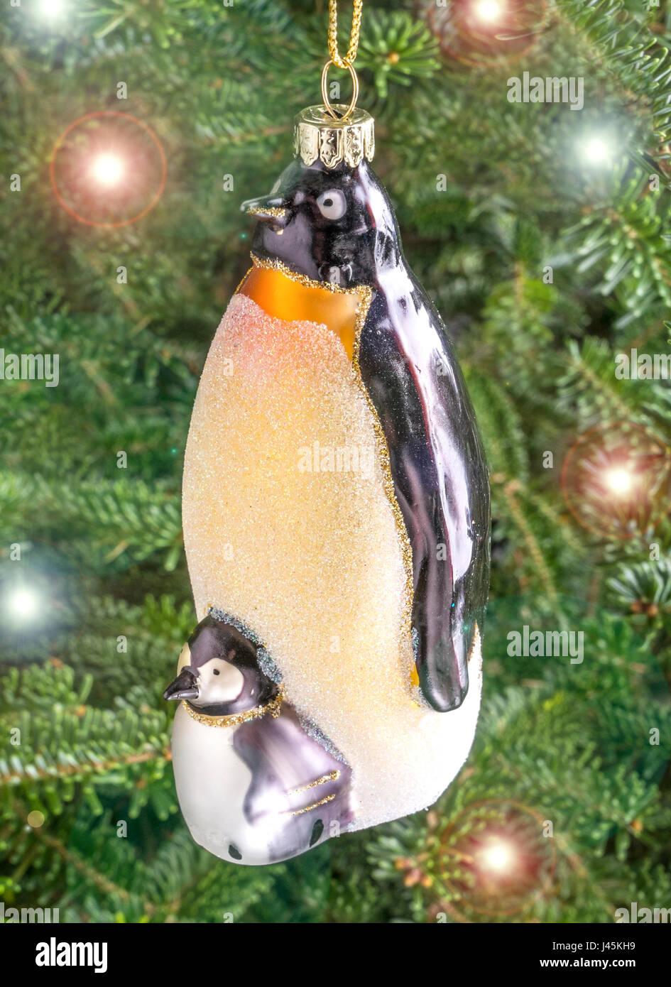 Pallina di natale appeso a un albero a forma di un simpatico pinguino e pulcino Foto Stock