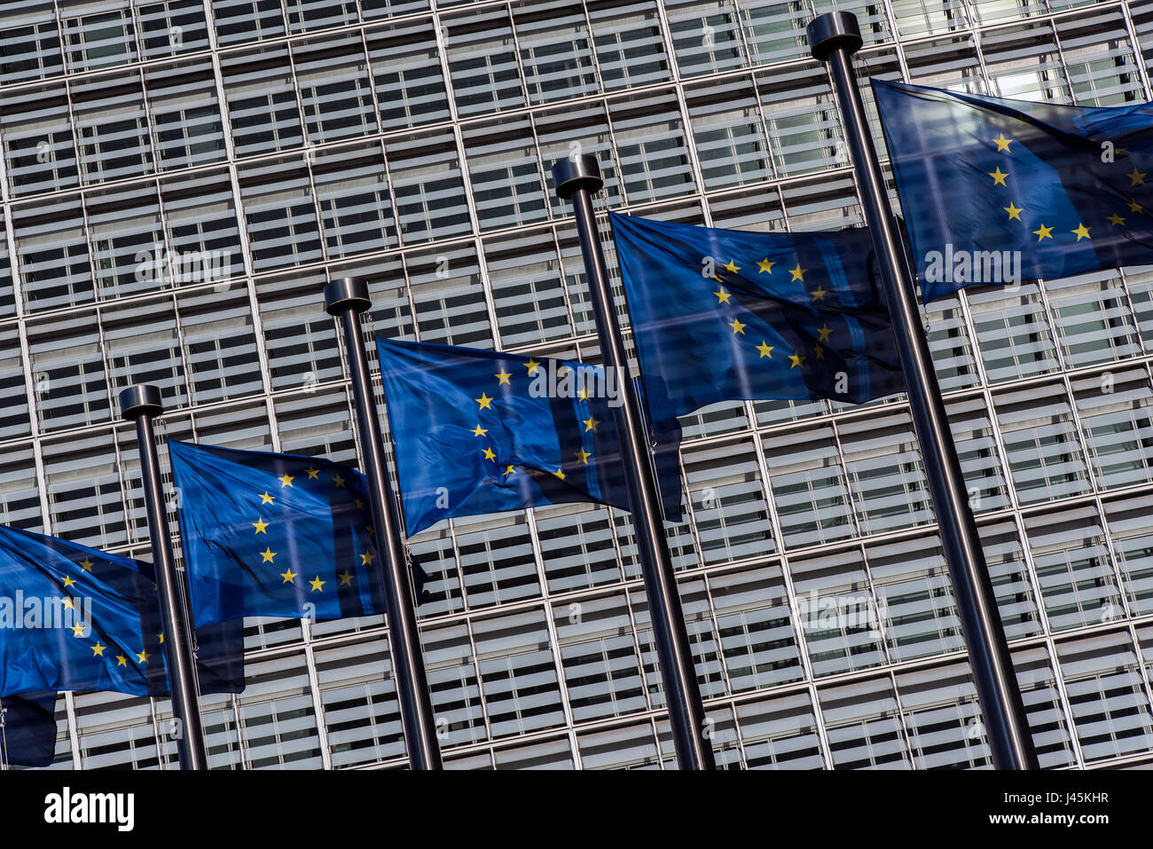 Le bandiere della Unione Europea la tessitura al di fuori della Commissione europea edificio, Bruxelles, Belgio Foto Stock