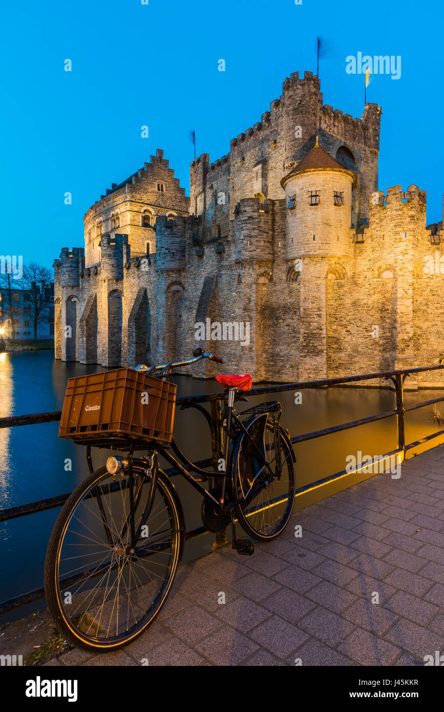 Vista notturna del Castello di Gravensteen, Gand, Fiandre Orientali, Belgio Foto Stock