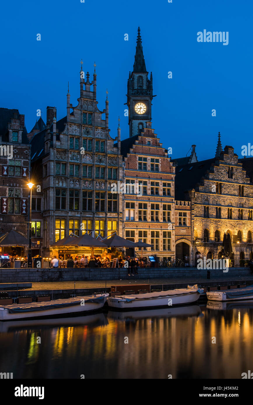 Vista notturna di Graslei quay con Post Plaza tower, Gand, Fiandre Orientali, Belgio Foto Stock