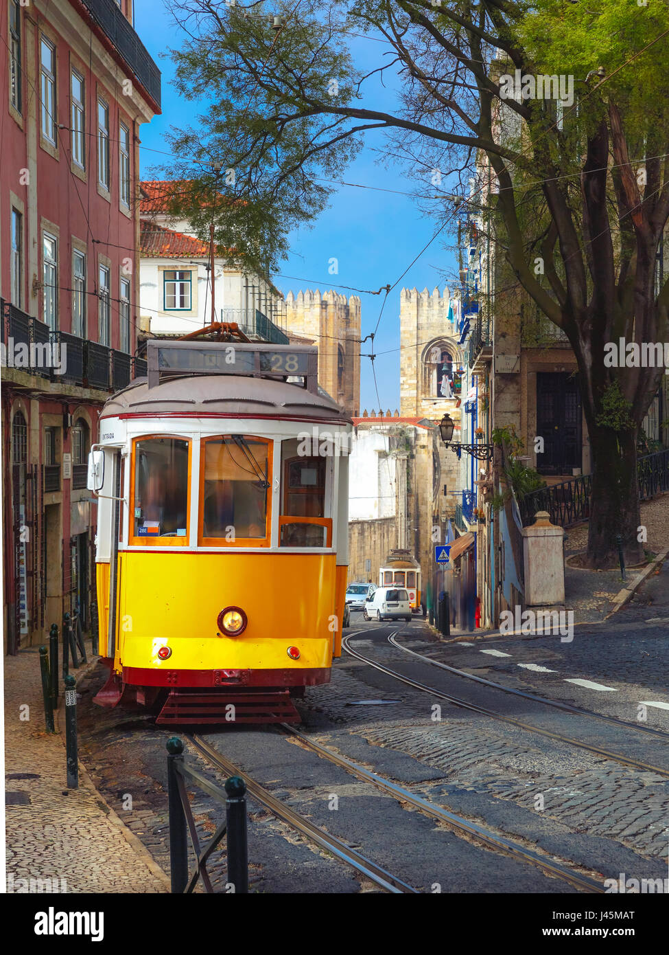 Giallo 28 tram in Alfama, Lisbona, Portogallo Foto Stock