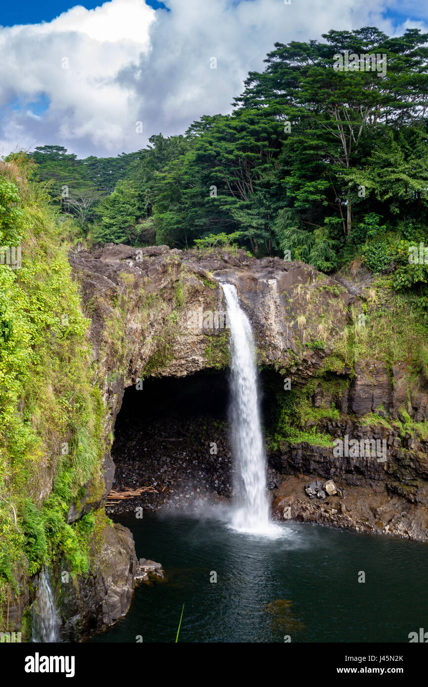 La Rainbow Falls vicino a Hilo sulla Big Island, Hawaii, Stati Uniti d'America. Foto Stock