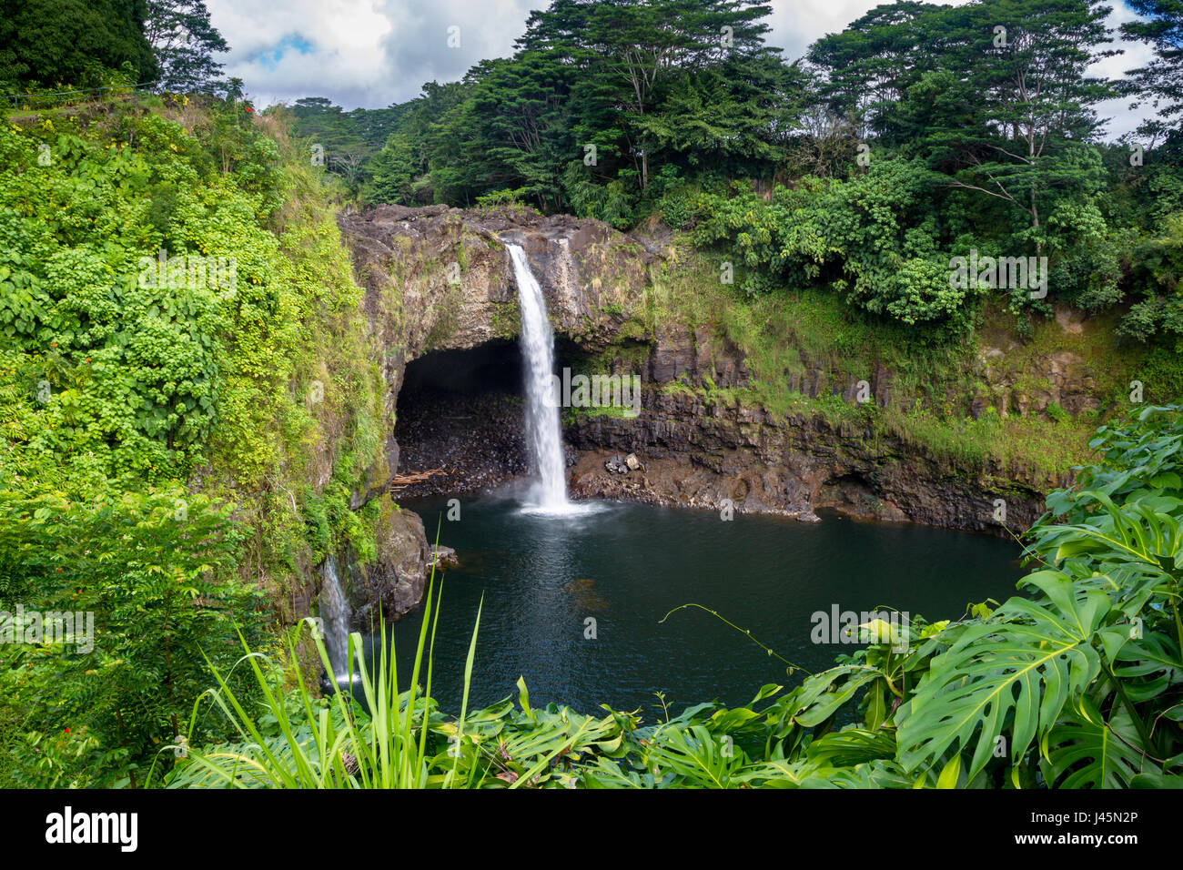 La Rainbow Falls vicino a Hilo sulla Big Island, Hawaii, Stati Uniti d'America. Foto Stock