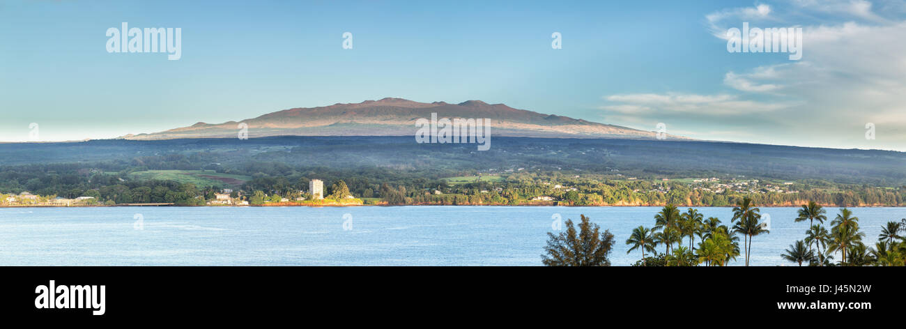 La mattina presto vista dall'Hilo verso Mauna Kea sulla Big Island, Hawaii, Stati Uniti d'America. Foto Stock