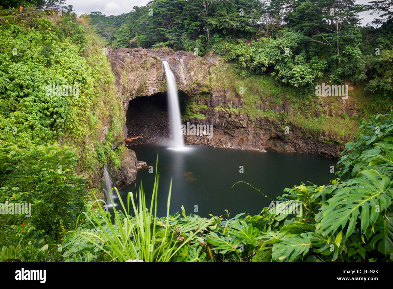 La Rainbow Falls vicino a Hilo sulla Big Island, Hawaii, Stati Uniti d'America. Foto Stock